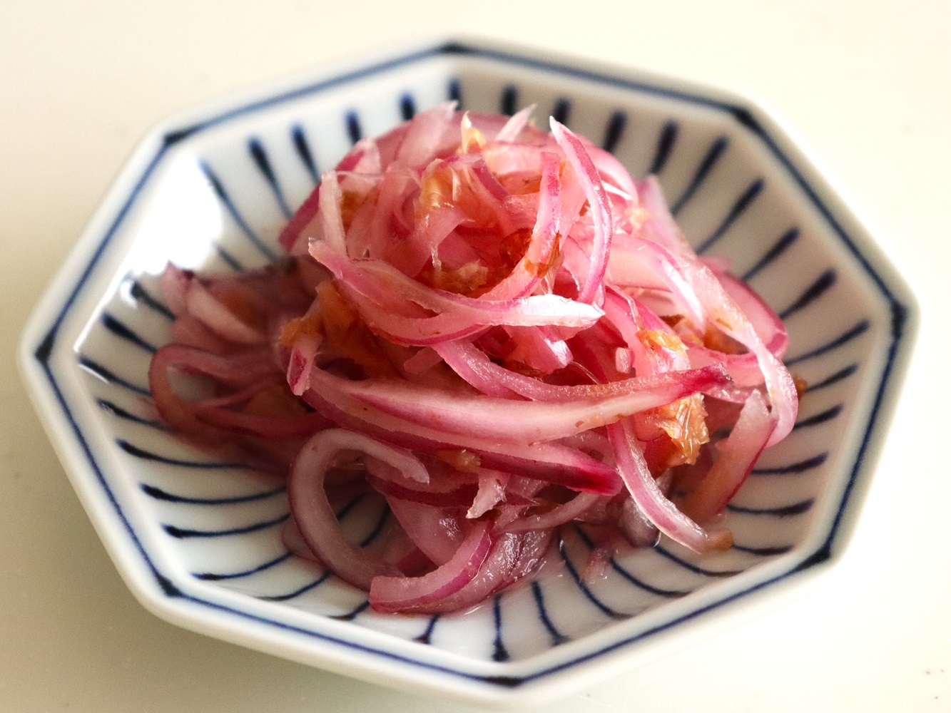 赤たまねぎとかつお節の和え物